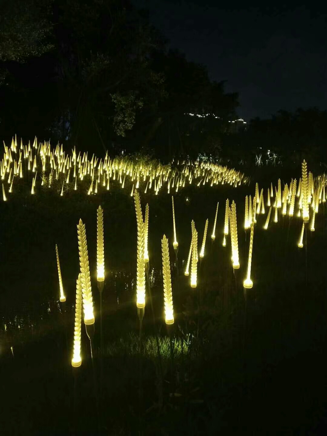 廠家批發(fā)仿真玫瑰花插地燈 彩燈制作馬關(guān)枚瑰花海亮化綠地戶外布置道具增加氣氛