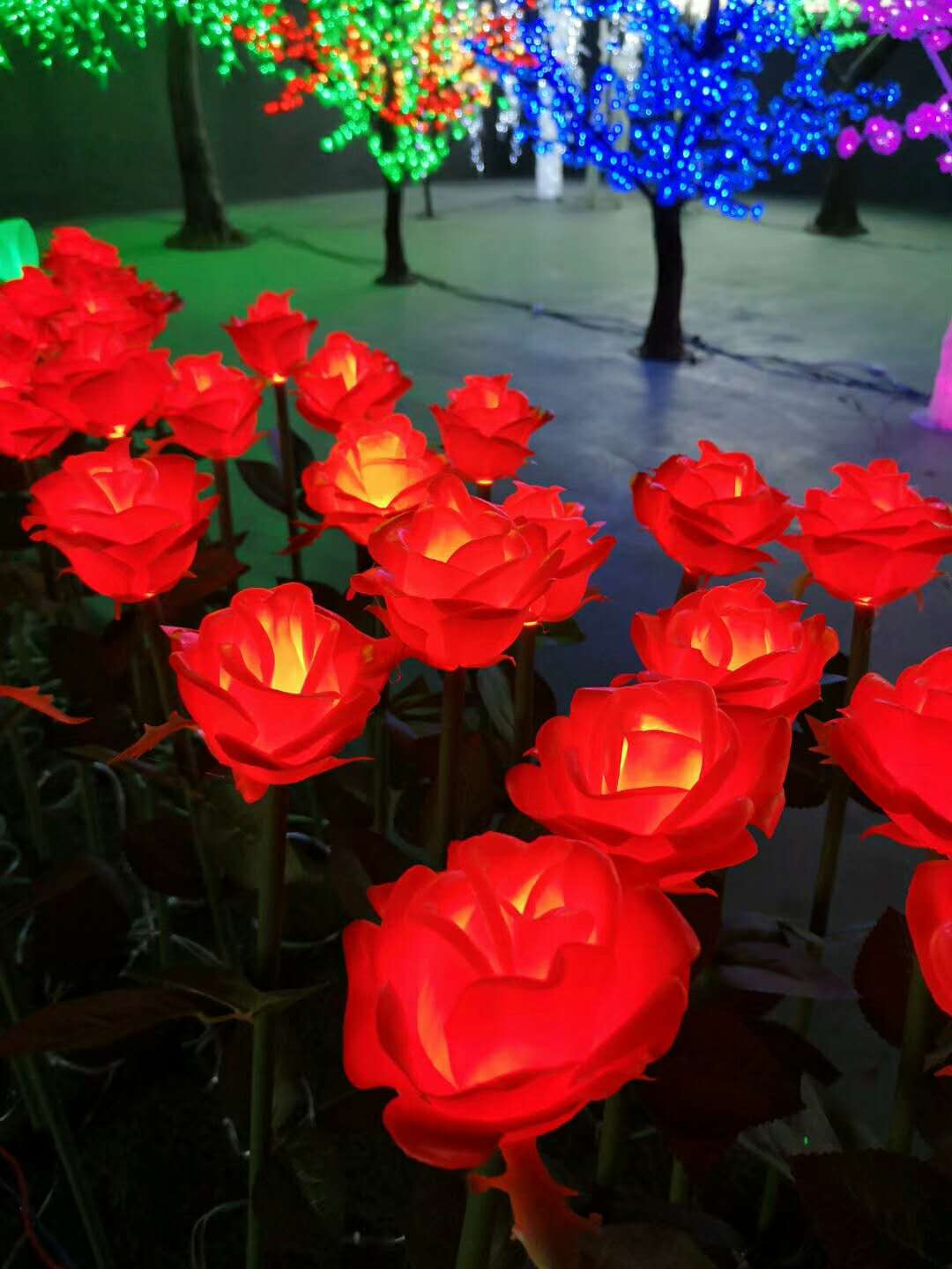 華亦彩彩燈廠家批發(fā)防水夢(mèng)幻LED玫瑰花海插地彩燈亮化城市街道戶外公園商場(chǎng)夜景