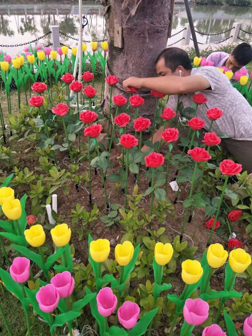 廠家批發(fā)仿真玫瑰花插地燈 彩燈制作馬關(guān)枚瑰花海亮化綠地戶外布置道具增加氣氛