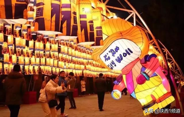 人物造型雕塑藝術(shù)花燈制作彩燈亮化廣場公園景點擺件策劃西安鐘樓燈光節(jié)