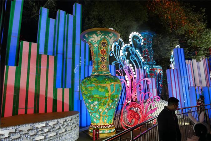 花灯厂家设计制作精美创意七彩LED水母灯追光变换花灯亮化户外装饰商场绿地