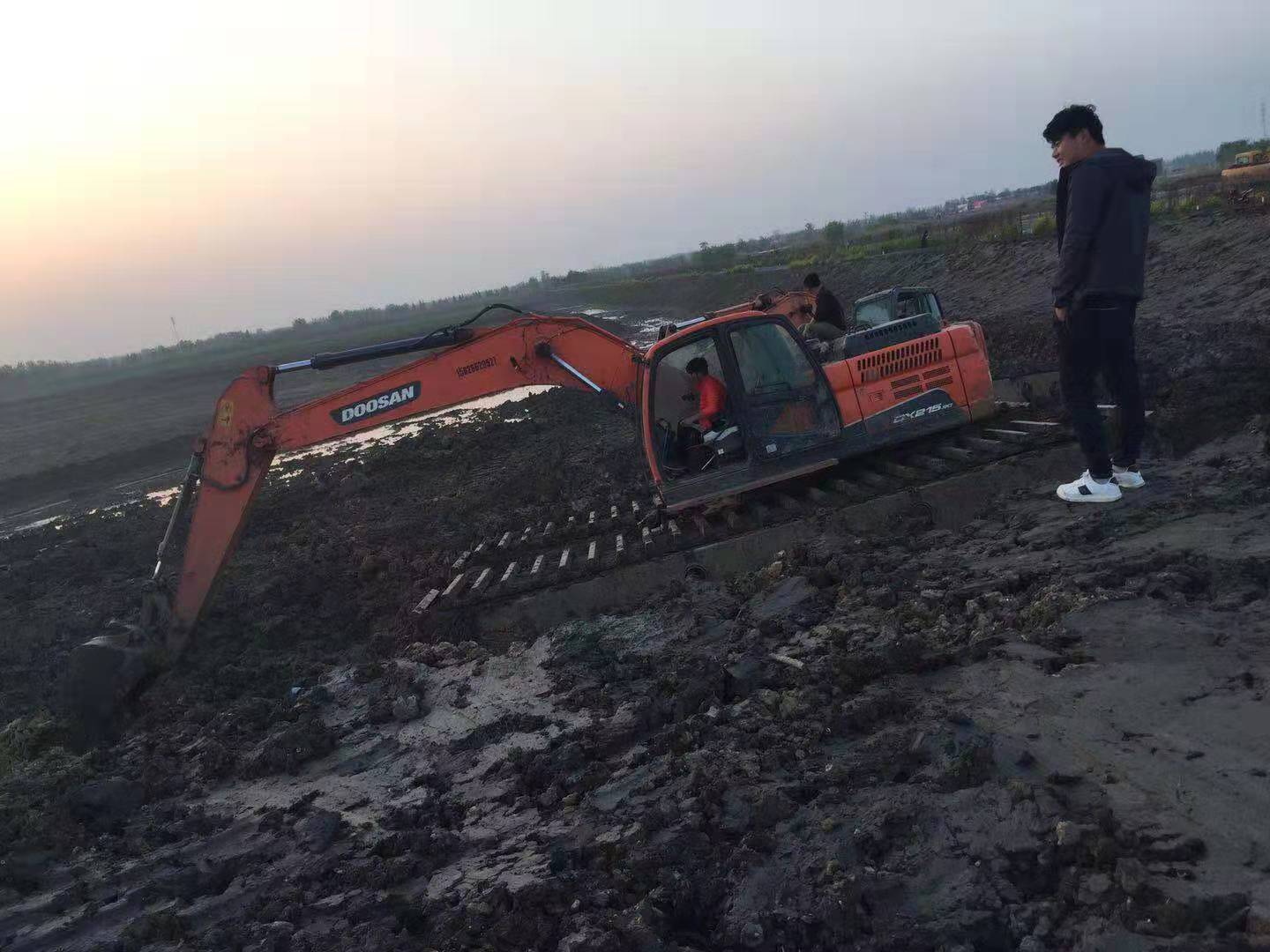 滨州水陆挖机出租价格