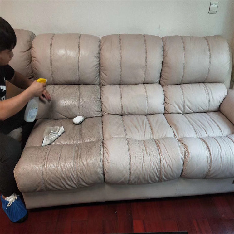 ✨第三步:用皮革保养剂再均匀的喷洒在沙发的表面再用毛巾认真的擦一遍去除沙发表面的顽固污渍。(图1)