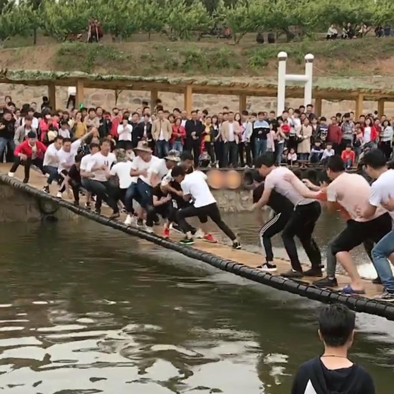 互动道具摇摆桥费用
