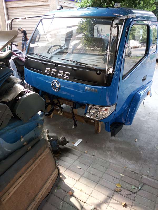 东风劲卡4102大灯怎么来区分