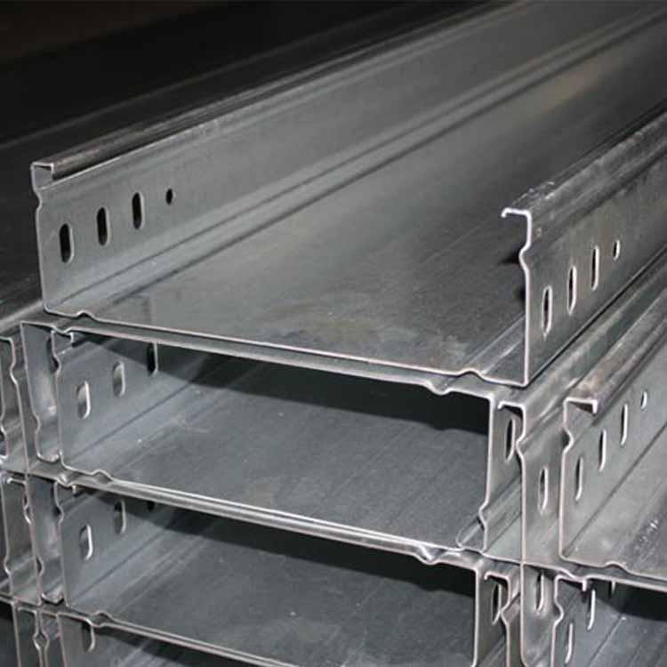 其概念上与盘架的区别是高,宽比不同,盘架浅而宽,槽式电缆桥架具有